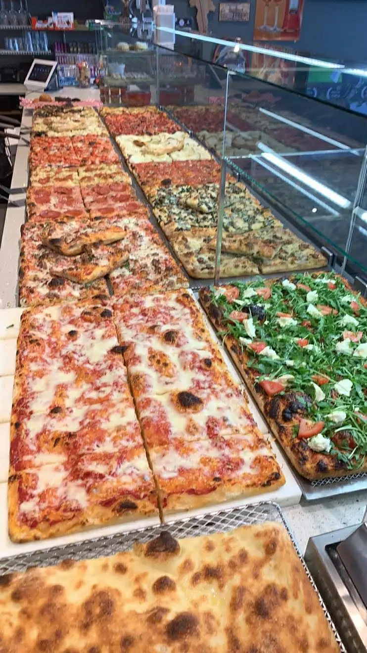 Comptoir de pizza al taglio — Taglio di Roma, Laval QC