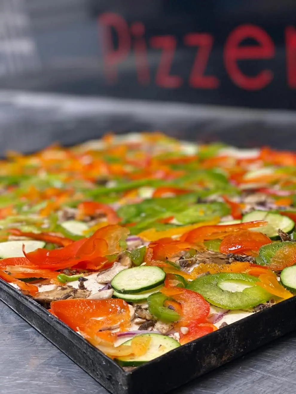 Préparation artisanale de la pizza al taglio — Taglio di Roma, Laval